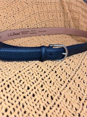 L.L. Bean womens Black full grain Leather Belt - Classic Silver Buckle